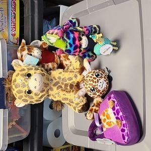 Six peice giraffe plush lot